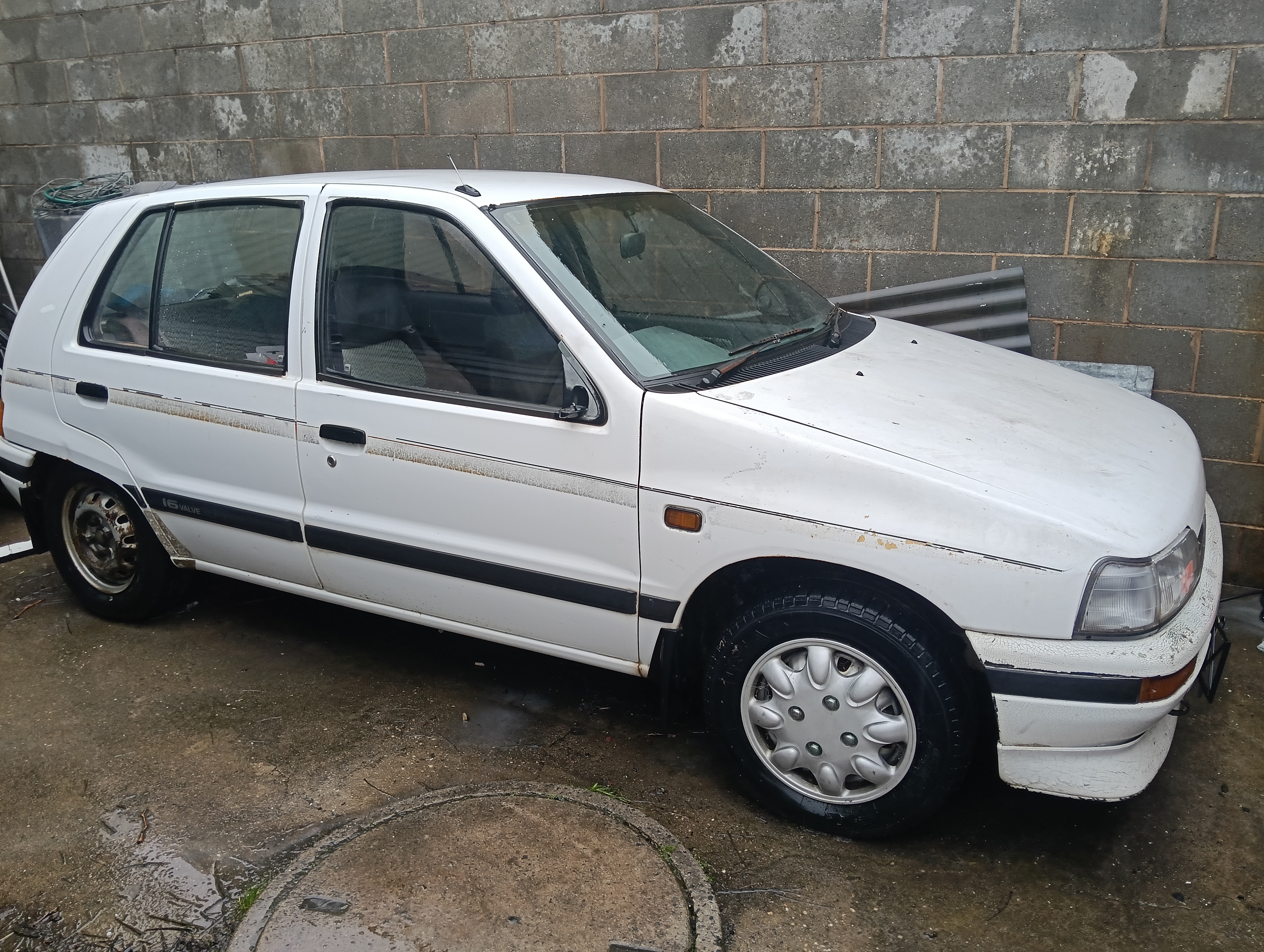 1989 Daihatsu Charade<p>(SUIT REPAIRING OR WRECKING) <p>located in ALBURY NSW